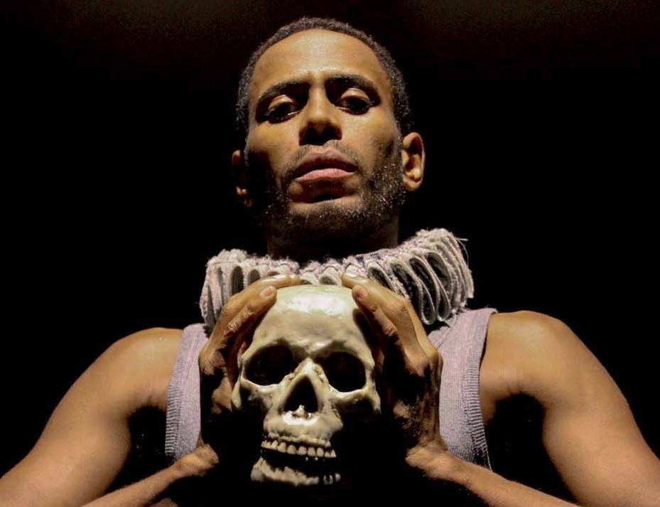 Ícaro Silva assume o papel de Hamlet em retorno da temporada ao Cine Copan
