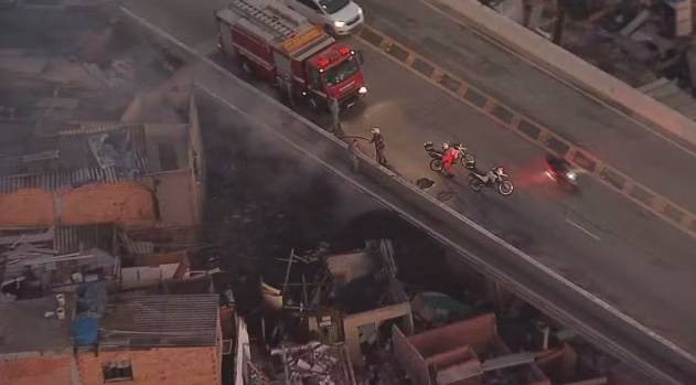 Incêndio em comunidade na Penha mobiliza 11 viaturas dos Bombeiros