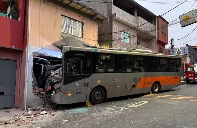 Ônibus perde o controle e bate em sobrado na Zona Oeste de SP
