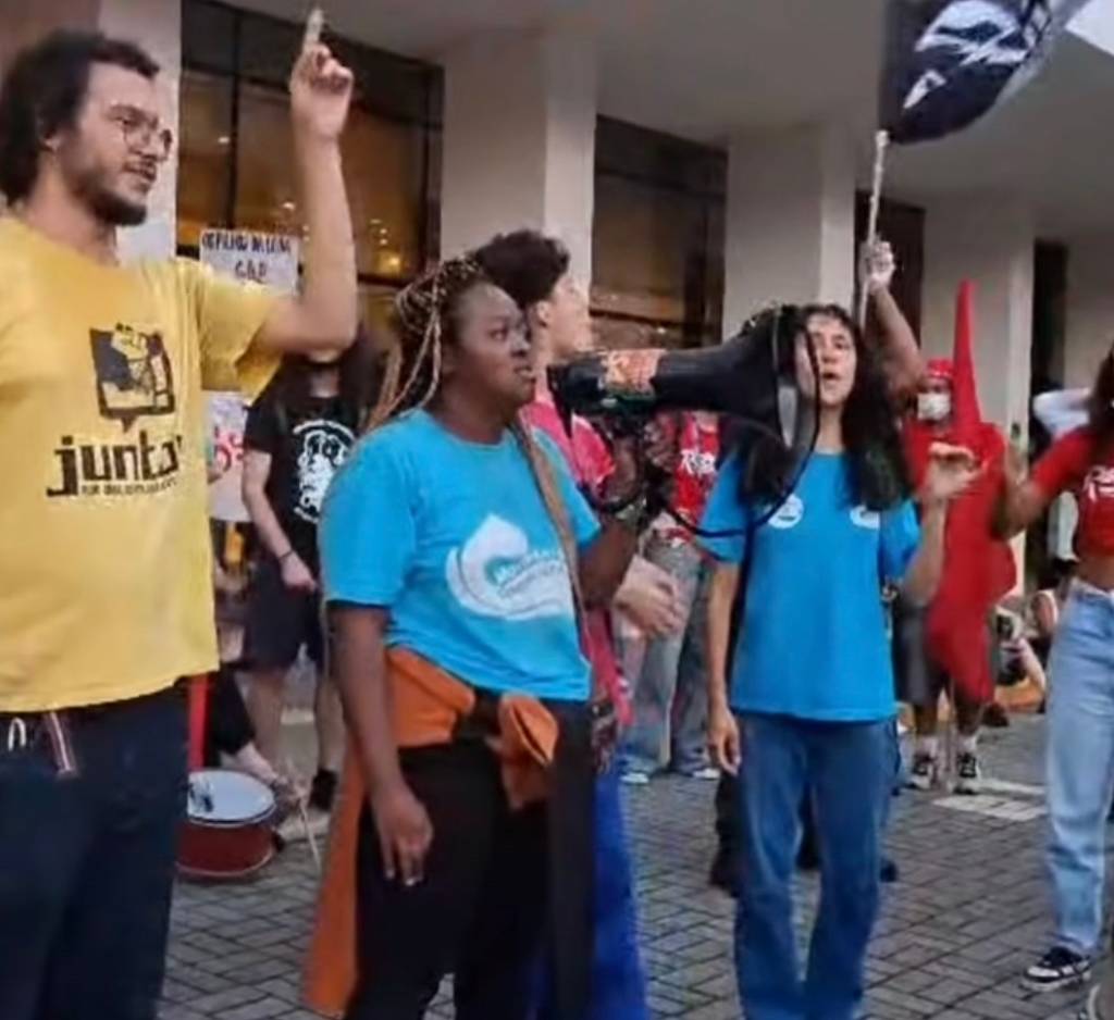 PM cerca Reitoria da USP e corta luz e água de prédio ocupado por estudantes