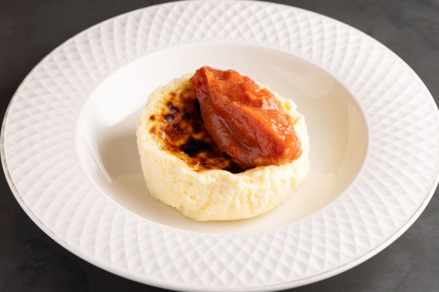 Tarta de queso: queijo de ovelha e uma cobertura de goiabada da casa