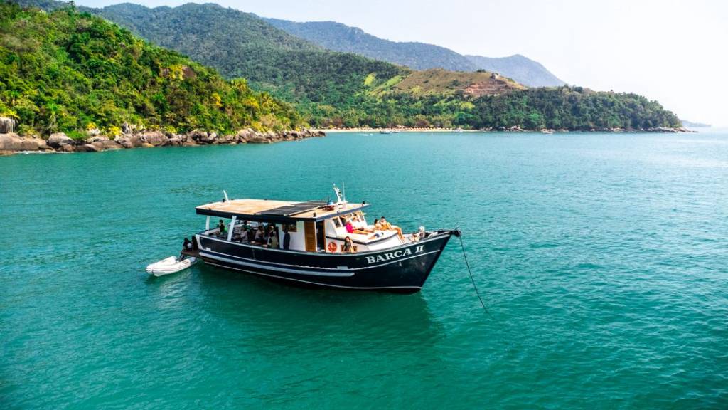 Barca no Mar e o luxo silencioso da temporada das baleias em Ilhabela