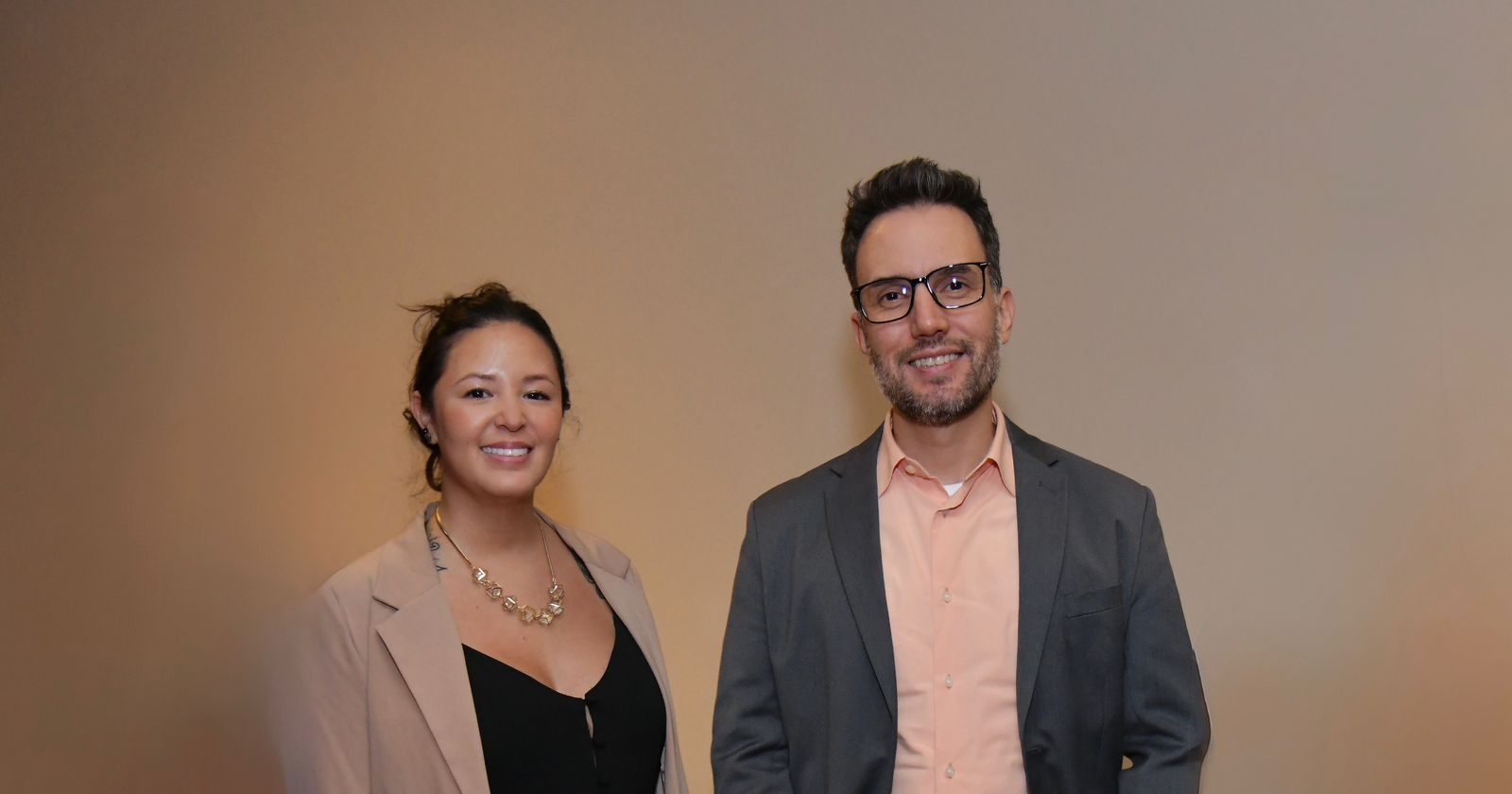 Gabriela Nakamura, gerente de RH, e Leonardo Couto, gerente de marketing: ambos da GAC Motor Brasil