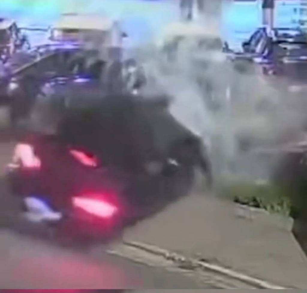 Motorista perde controle e invade loja de carros de luxo no Tatuapé