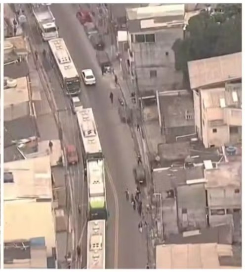 Ônibus paralisa avenida na Brasilândia após derramar óleo na pista