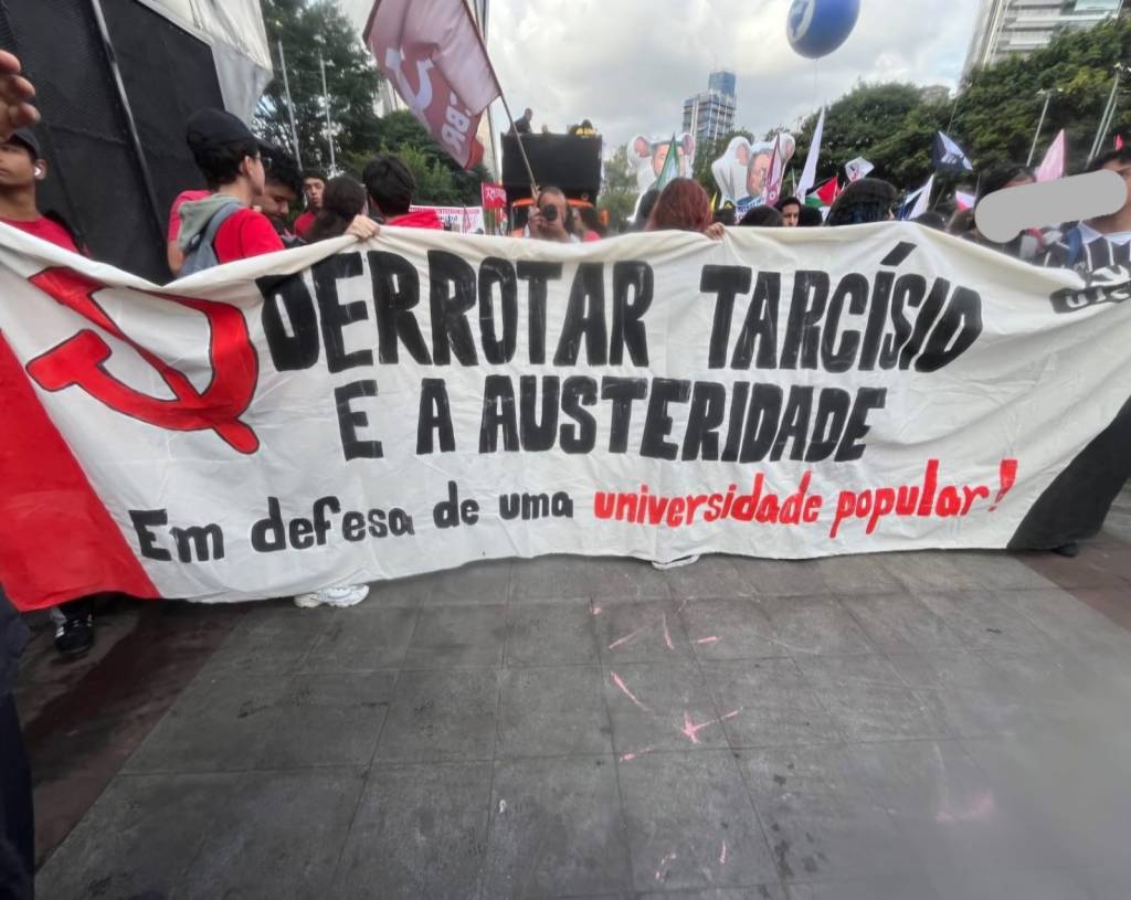 Estudantes das universidades estaduais protestam no Palácio dos Bandeirantes
