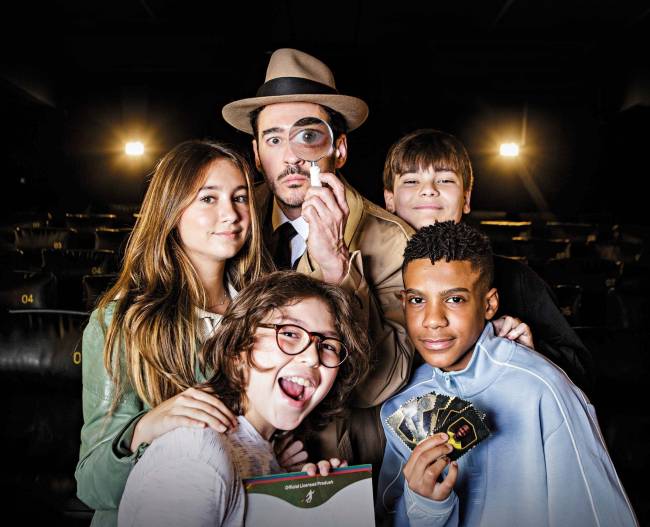 ‘O Gênio do Crime’ vira filme e une gerações com tradição dos álbuns de figurinha