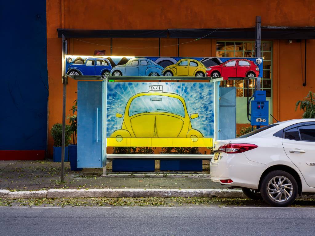 Ponto de táxi em Pinheiros é revitalizado e vira espaço de arte urbana em São Paulo