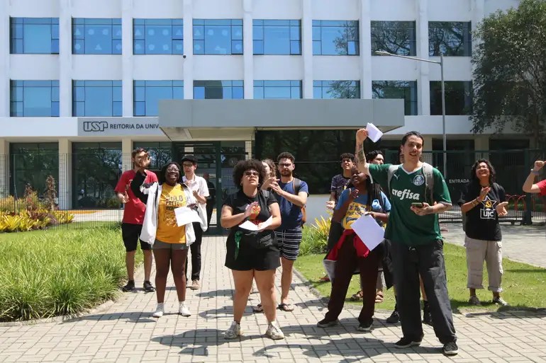 PL que proíbe greves estudantis prevê demissão de professores e expulsão de alunos mobilizados