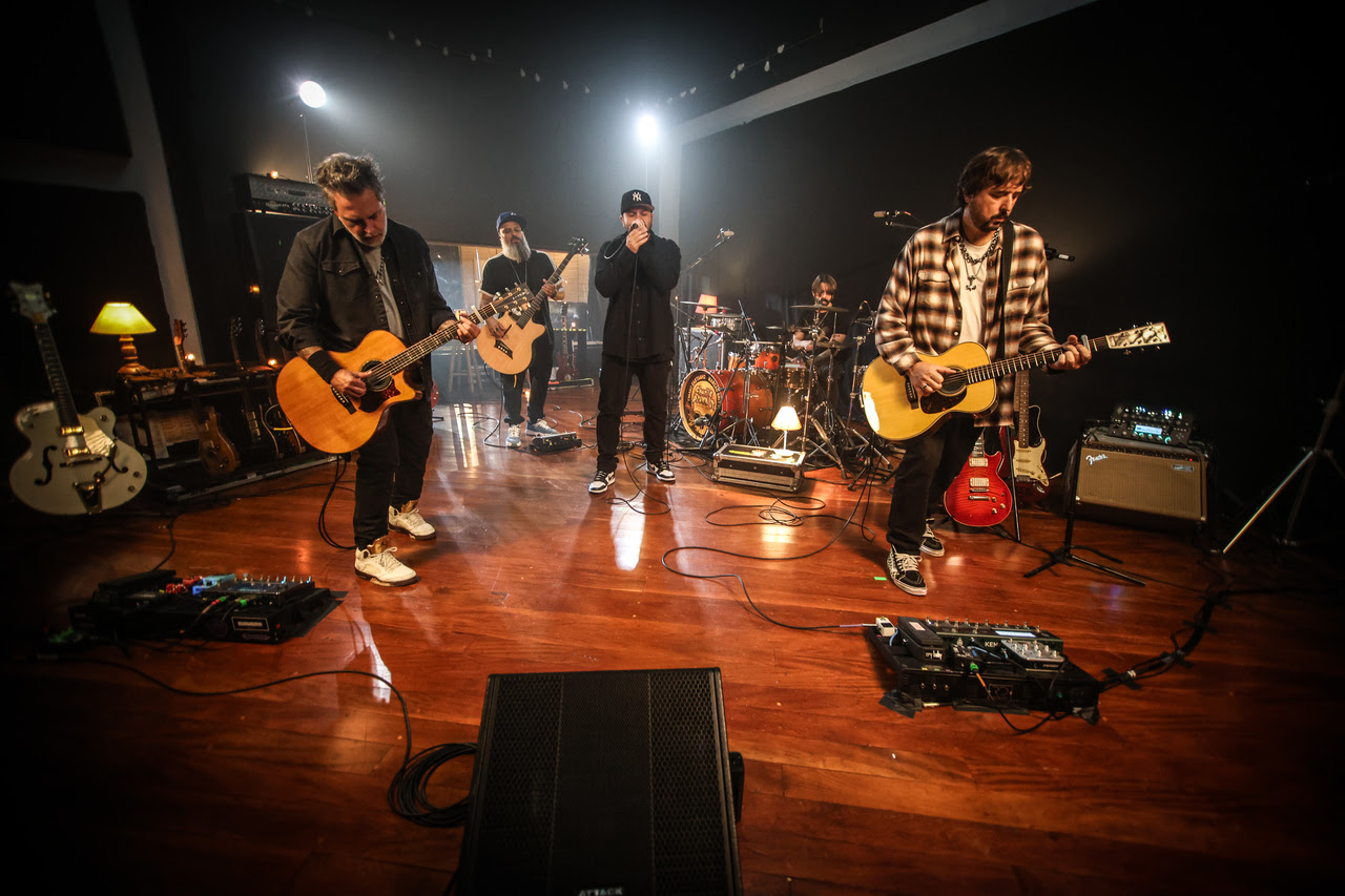 A banda da turnê 'Thiago Castanho & Marcão Britto Charlie Brown Jr. Acústico': show em São Paulo