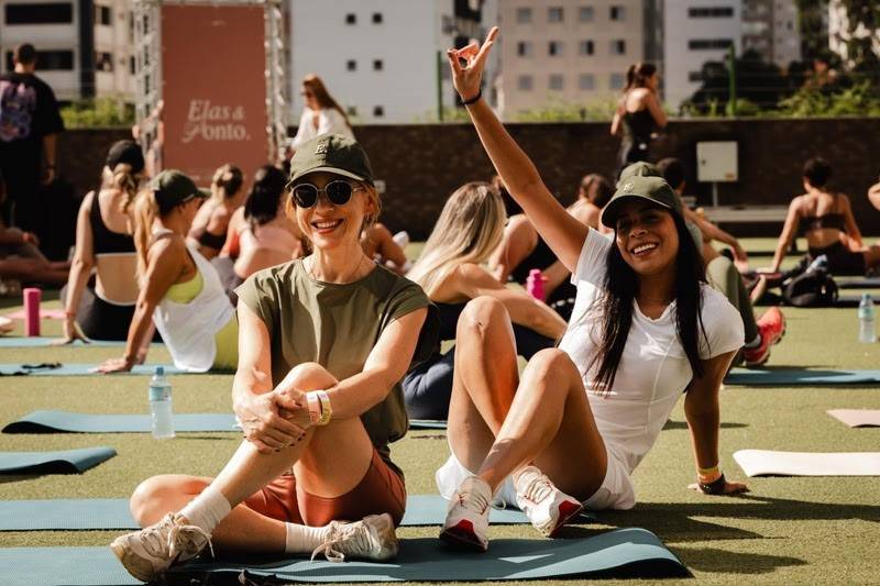 Evento Elas & Ponto tem aulas de yoga, brunch e show de samba