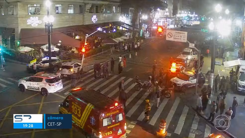 Acidente de trânsito deixa três feridos na esquina da Rua Ipiranga com a Avenida São João