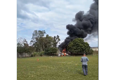 Avião cai em campo de futebol e deixa dois mortos em Marília (SP)