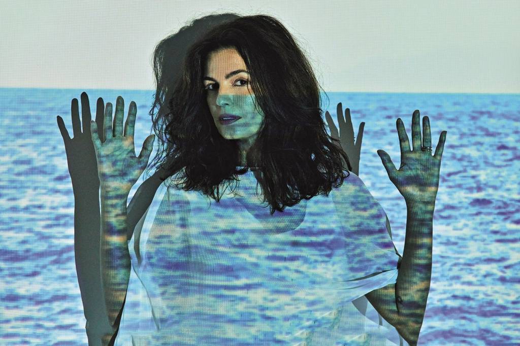 Emanuelle Araújo traz show de novo álbum solo a São Paulo neste domingo