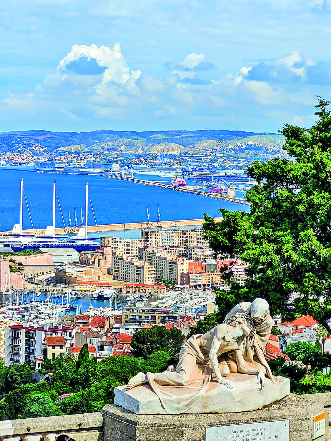 Vista de Marselha da colina onde est&aacute; a Bas&iacute;lica de Notre-Dame de La Garde