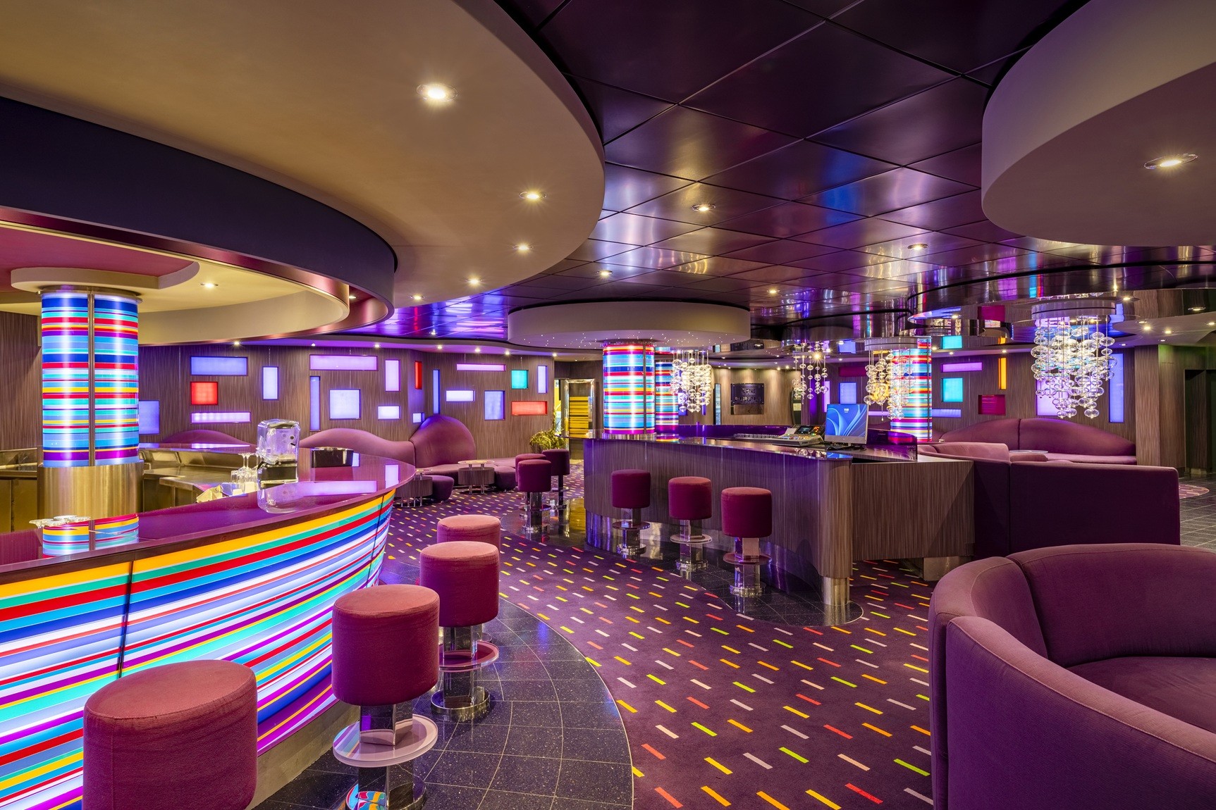 The Purple Jazz: um dos bares a bordo do MSC Splendida