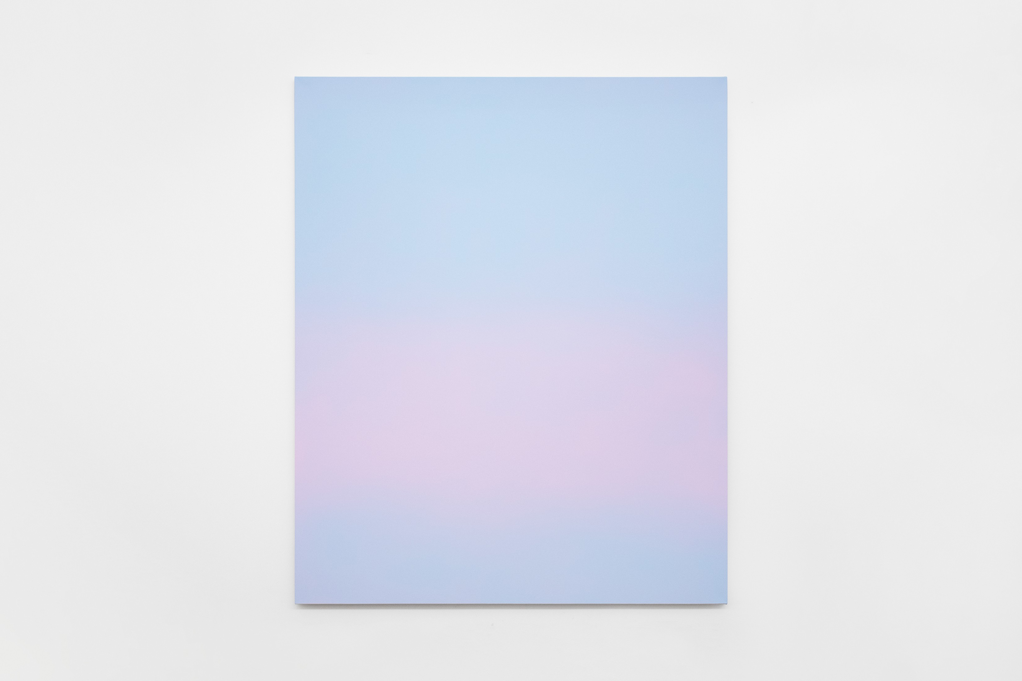 Pintura retangular vertical com um gradiente suave de azul claro na parte superior para rosa p&aacute;lido na parte inferior, em uma parede branca