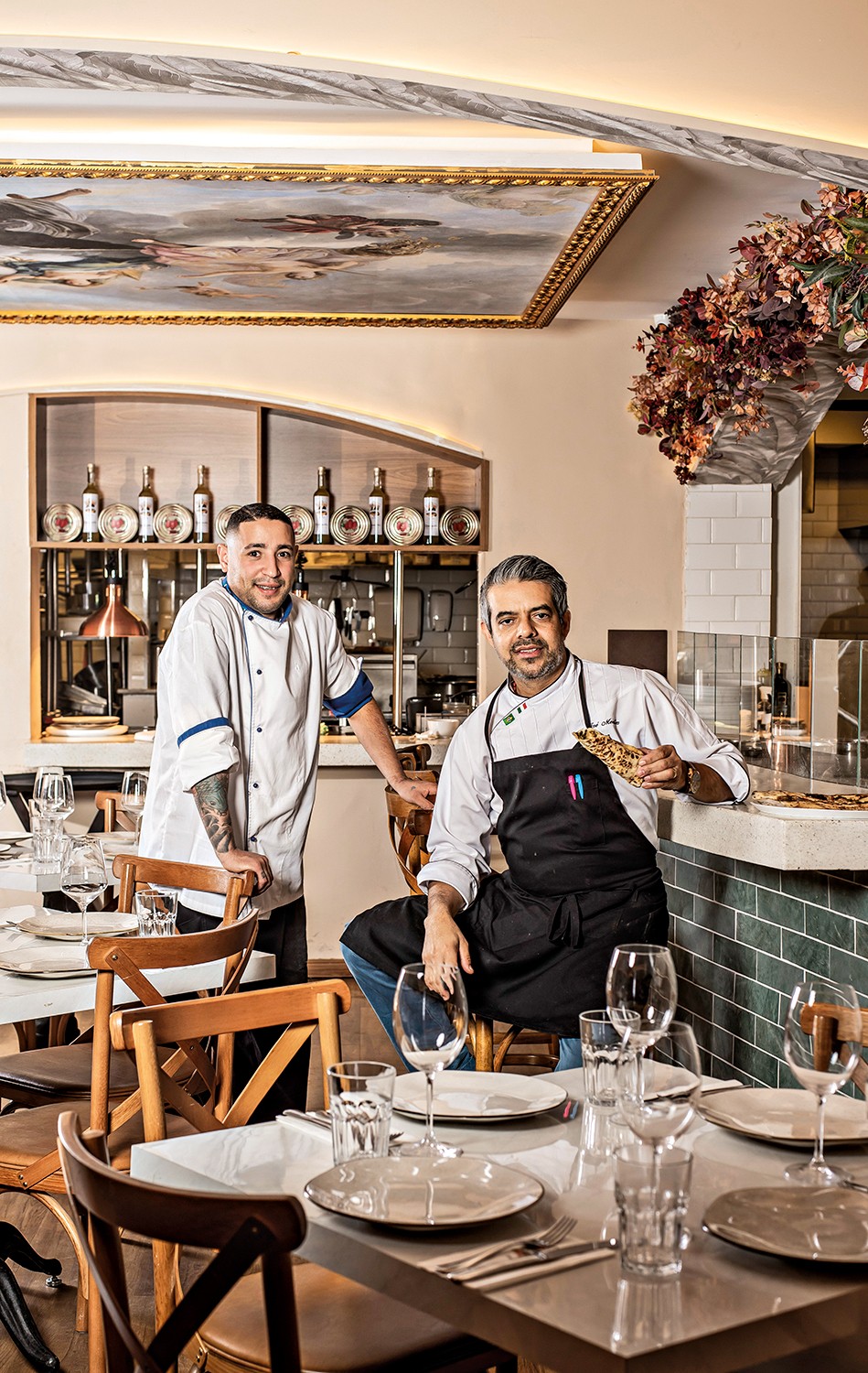 Adriano Rodrigues e o chef Jos&eacute; Meirelles: um toca o forno no dia a dia e o outro supervisiona a prepara&ccedil;&atilde;o das massas