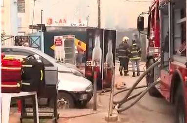 Incêndio atinge ferro-velho na Marginal Tietê e mobiliza Bombeiros