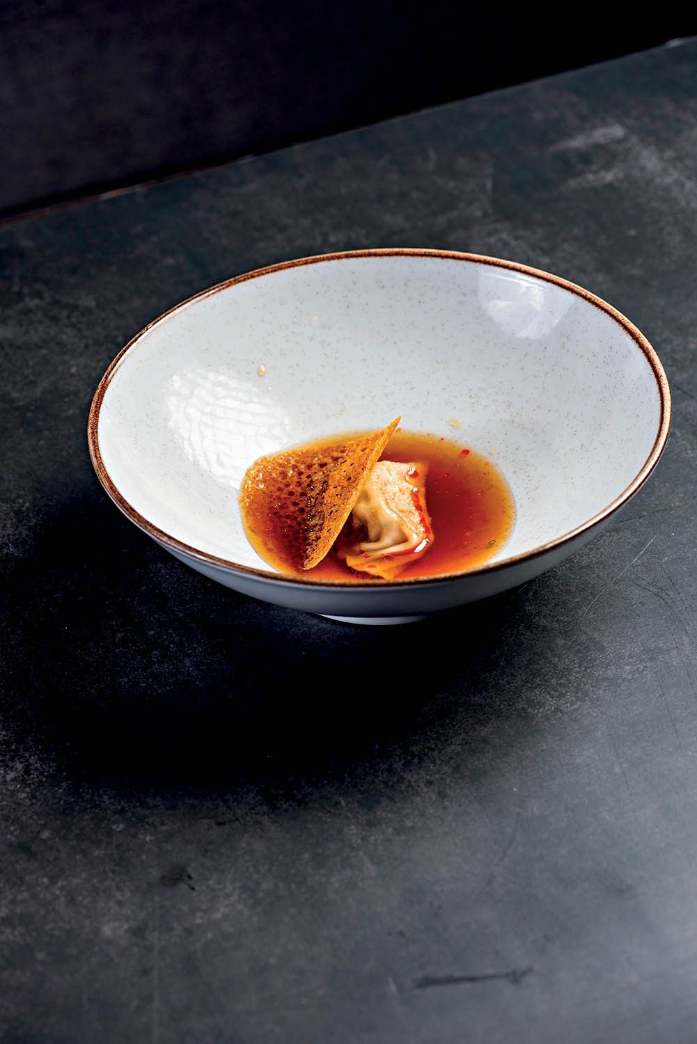 Guioza: de codorna e foie gras, com molho ponzu c&iacute;trico com alho crocante, gergelim e &oacute;leo de pimenta