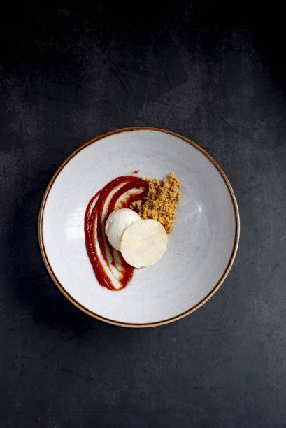 Tarte Romeu e Julieta: farofinha doce crocante, telha de massa filo, sorvete de mascarpone e requeijão e goiabada cremosa Tarte Romeu e Julieta: farofinha doce crocante, telha de massa filo, sorvete de mascarpone e requeijão e goiabada cremosa