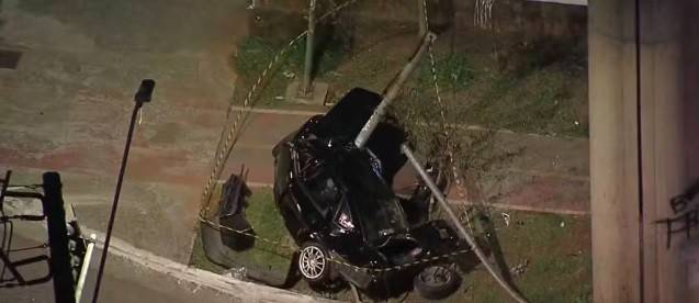 Carro fica destruído após batida contra poste na Avenida Sapopemba