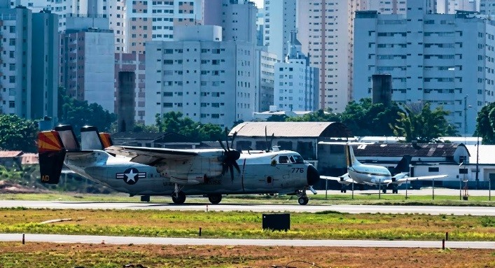 Avião militar dos EUA pousa no Campo de Marte para integrar futuro museu