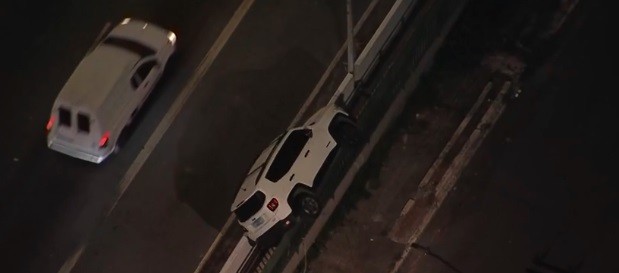 Carro fica pendurado em mureta de viaduto na Vila Leopoldina após acidente