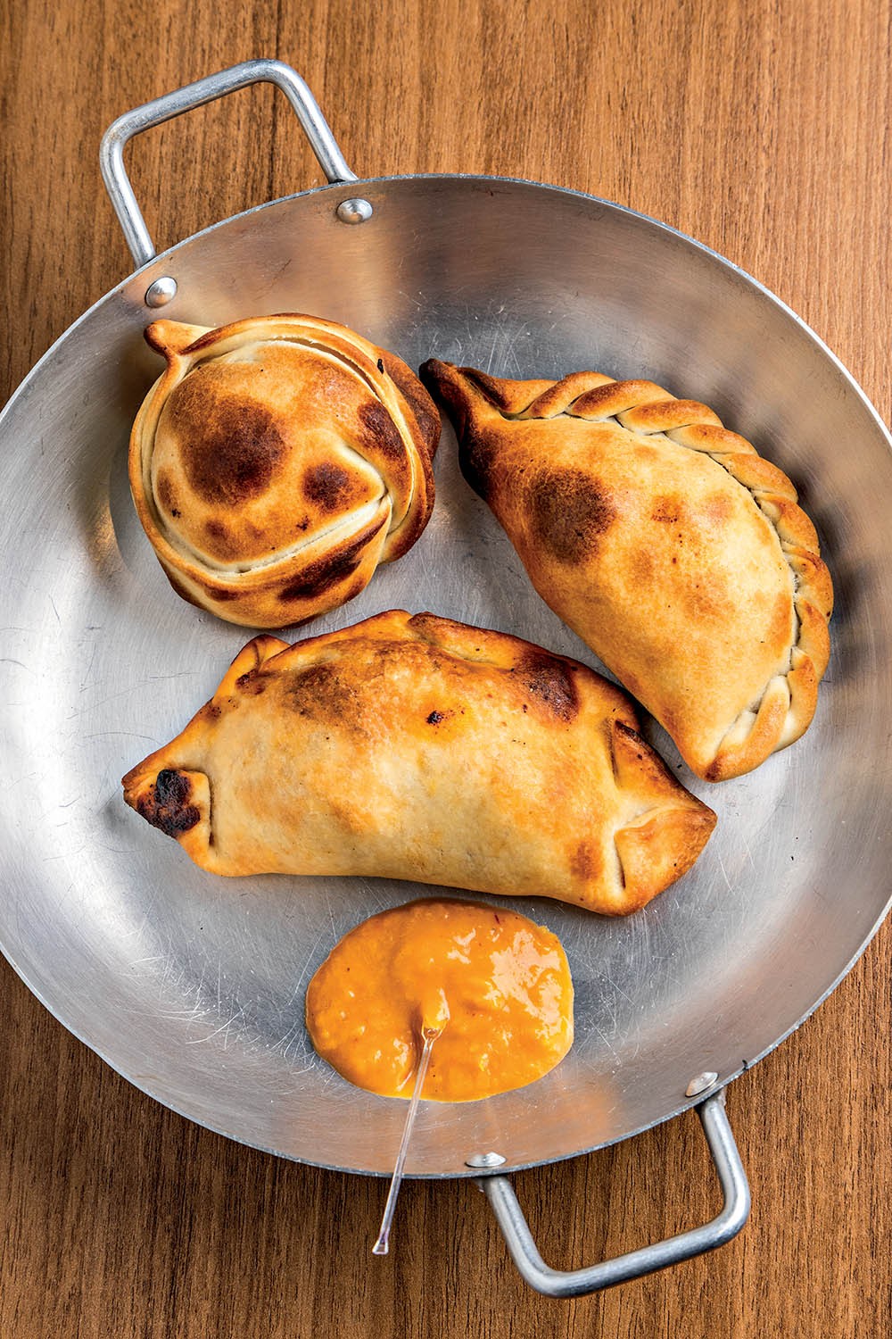 Empanadas de queijos com cebola, pernil e linguicinha: opções da casa em Pinheiros