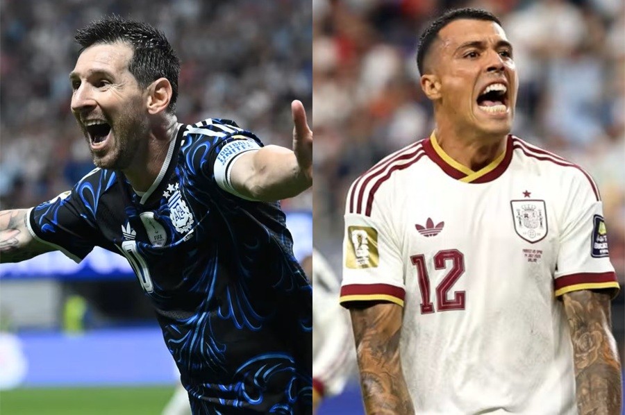 Dois jogadores de futebol, um à esquerda com camisa azul e preta, sorrindo e com braços abertos, e outro à direita com camisa branca e bordô, gritando com a boca aberta