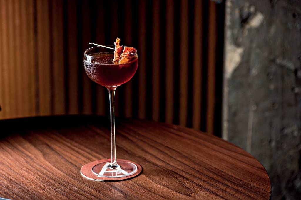 Render: bourbon com fatwash de bacon e banana,Amaro Averna e bitter de cacau