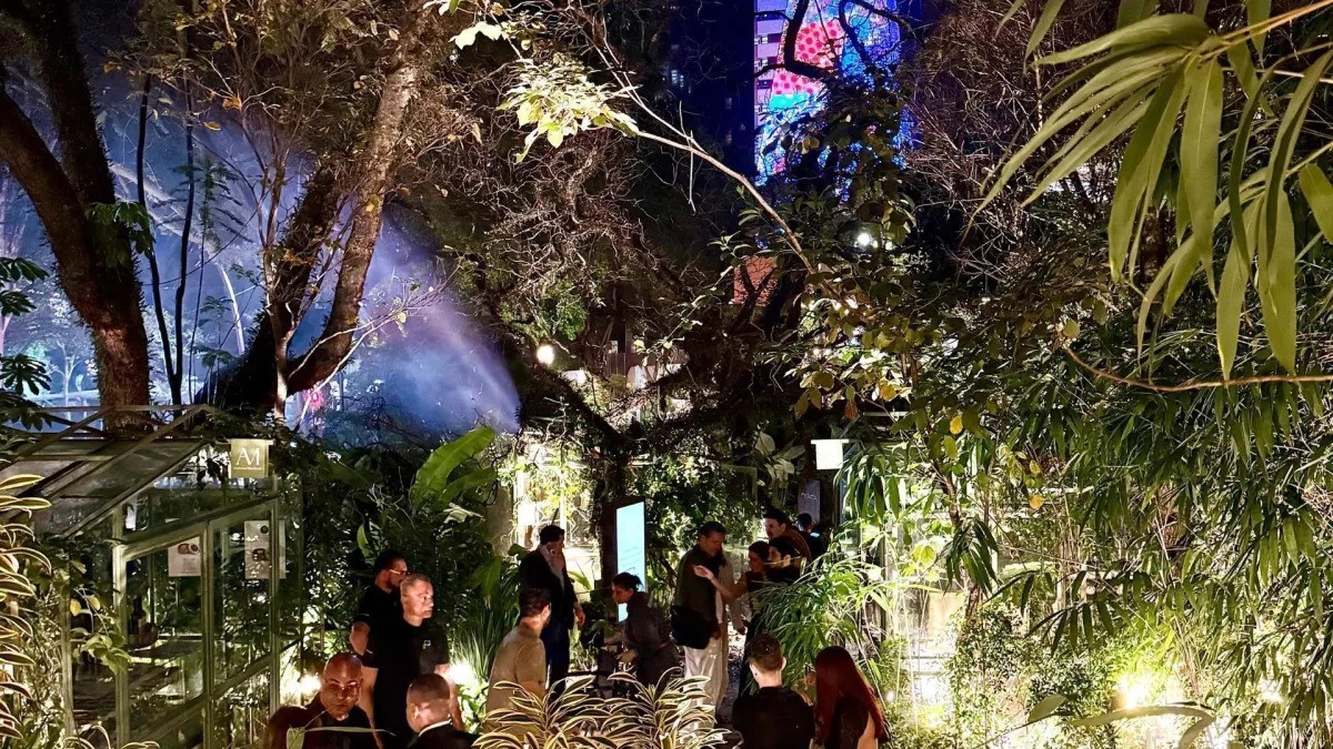 Árvore cai sobre fila de clientes do restaurante Mata Città em São Paulo