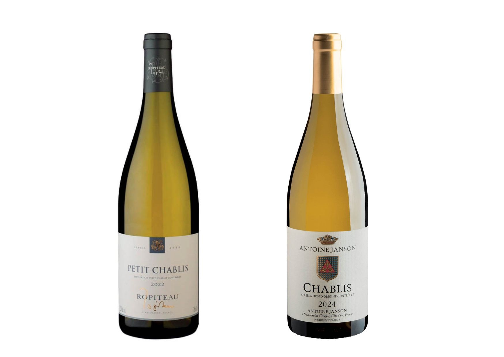 Duas garrafas de vinho branco em fundo branco. &Agrave; esquerda, Petit Chablis Ropiteau 2022 com lacre escuro. &Agrave; direita, Chablis Antoine Janson 2024 com lacre dourado