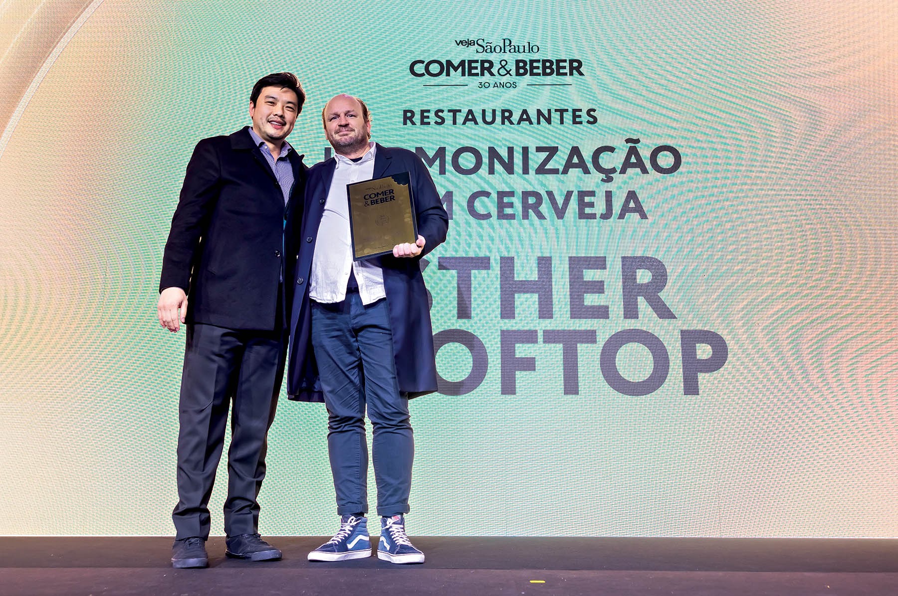 Benoit Mathurin, do Esther Rooftop, com Rodrigo Fujita, que entrega o pr&ecirc;mio Melhor Harmoniza&ccedil;&atilde;o com Cerveja