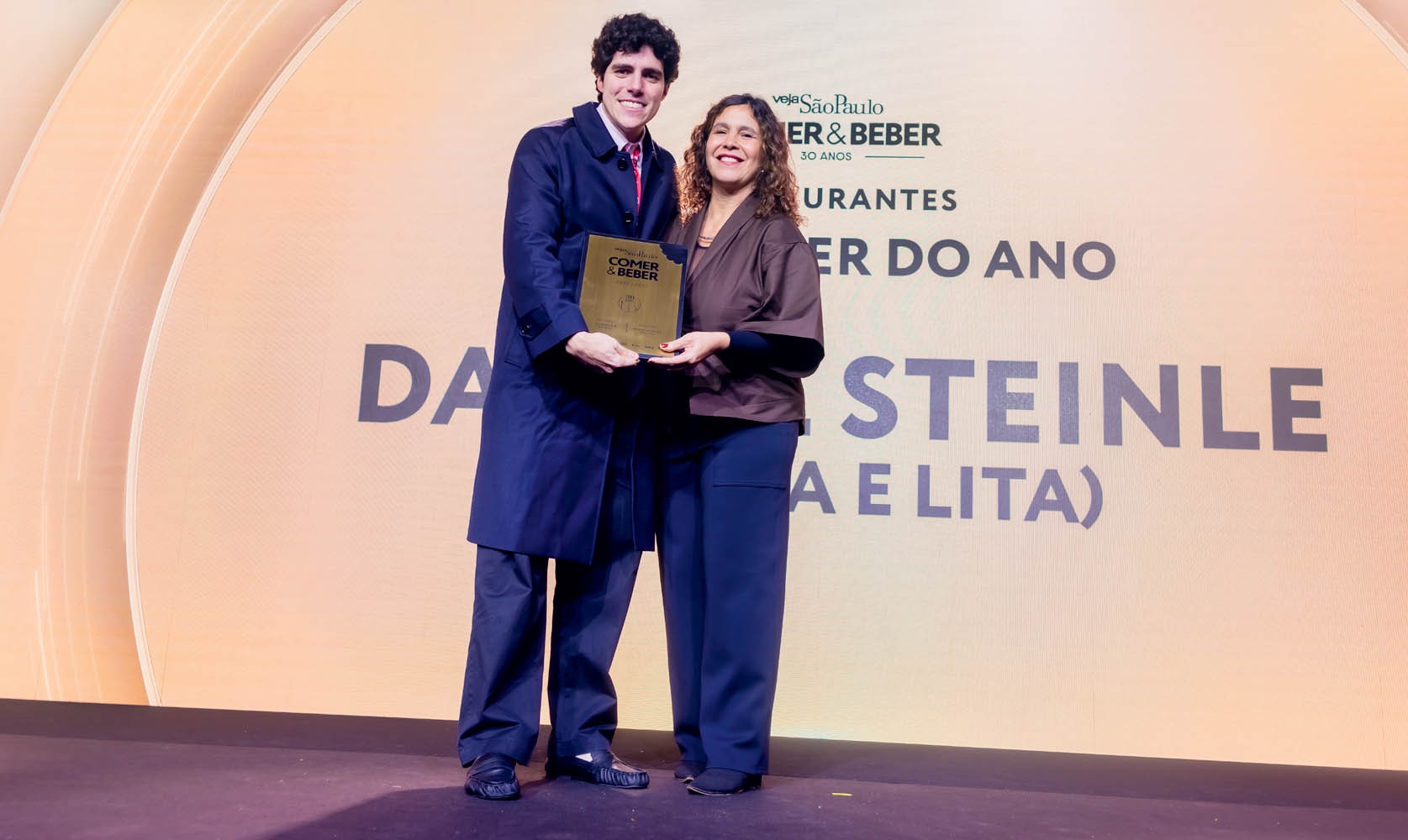 A diretora de n&uacute;cleo Alice Granato: com o Sommelier do Ano, Danyel Steinle