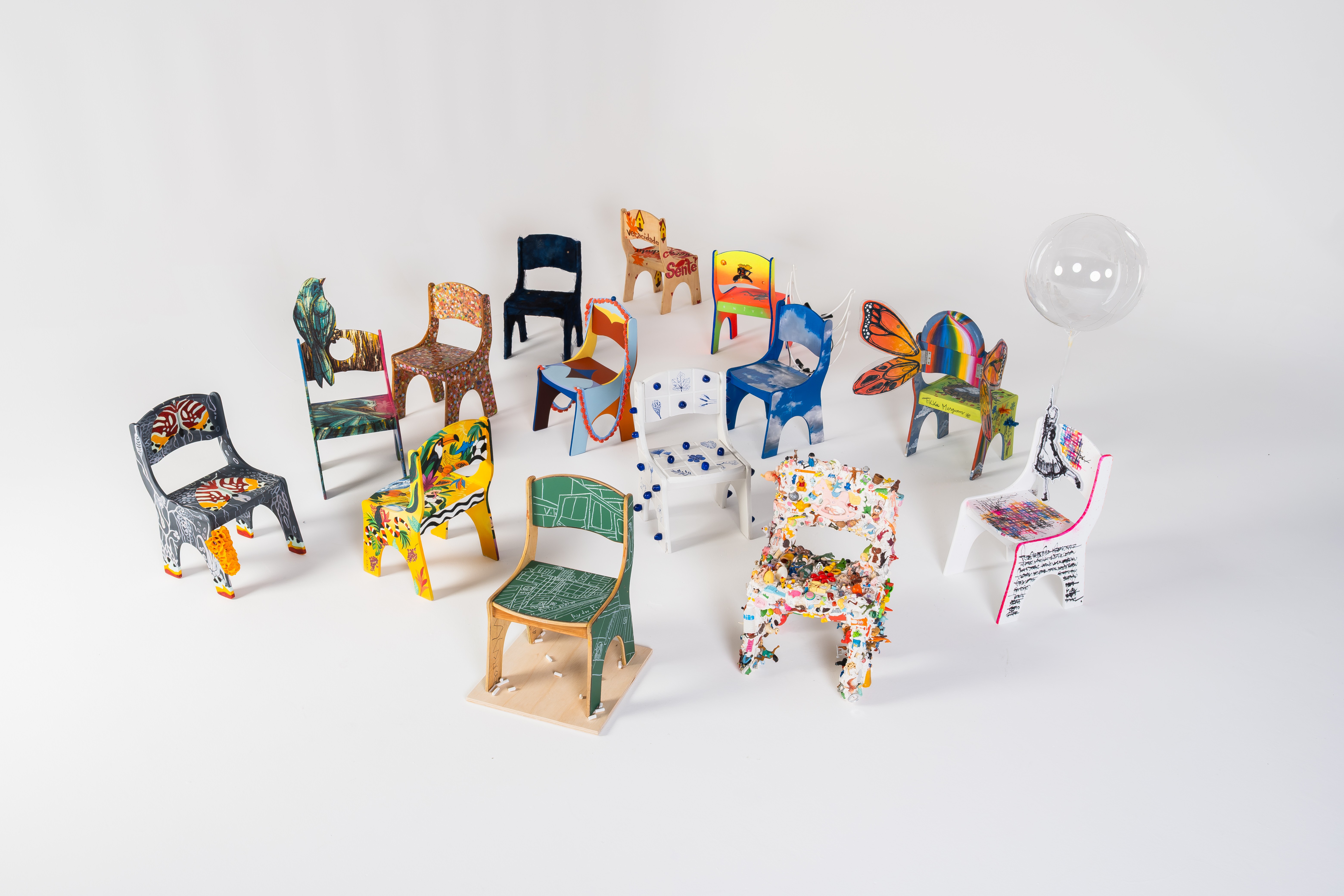 Cadeiras infantis viram obras de arte em projeto beneficente Chair Love