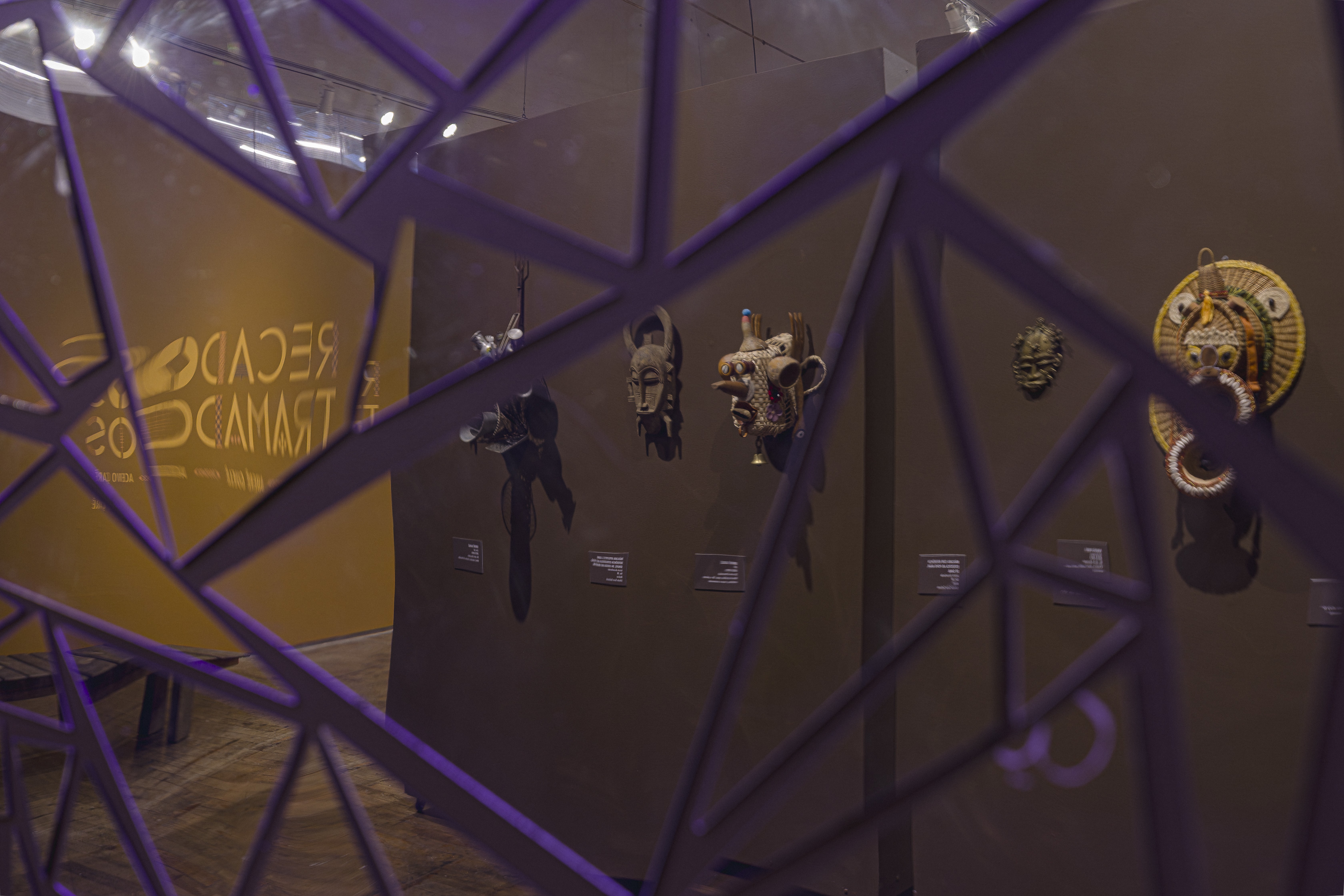 Máscaras e bastões africanos antigos compõem exposição gratuita em SP