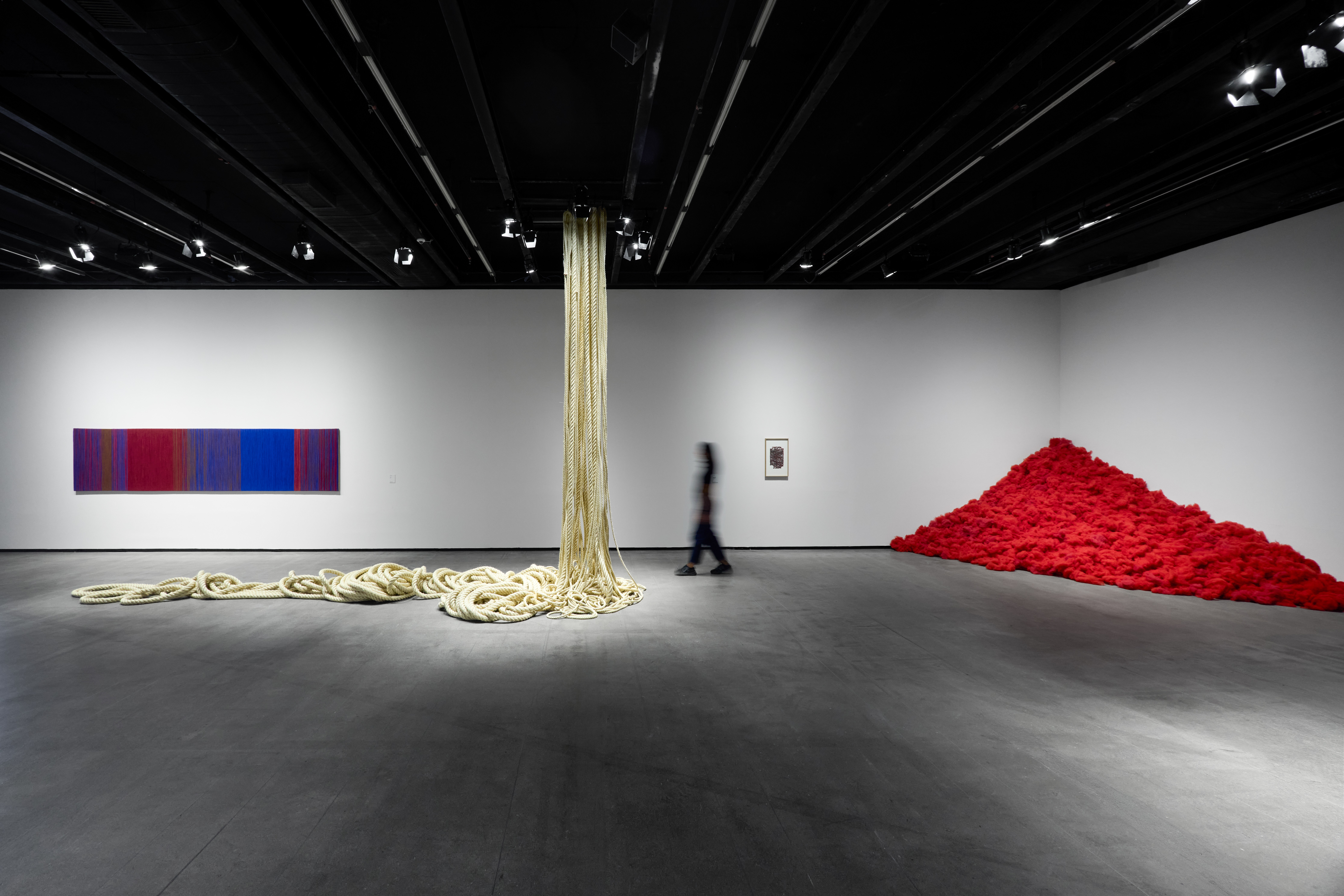 Sheila Hicks, pioneira da arte têxtil mundial, ganha duas exposições em SP