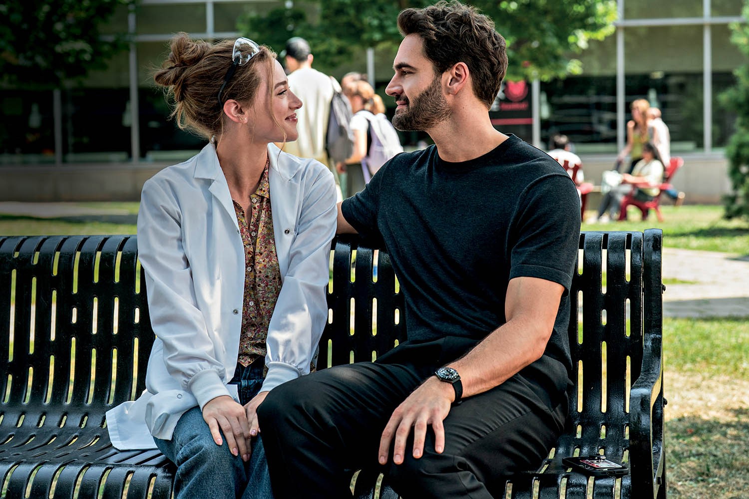 ‘A Hipótese do Amor’ inverte fórmula de romance com charme desajeitado
