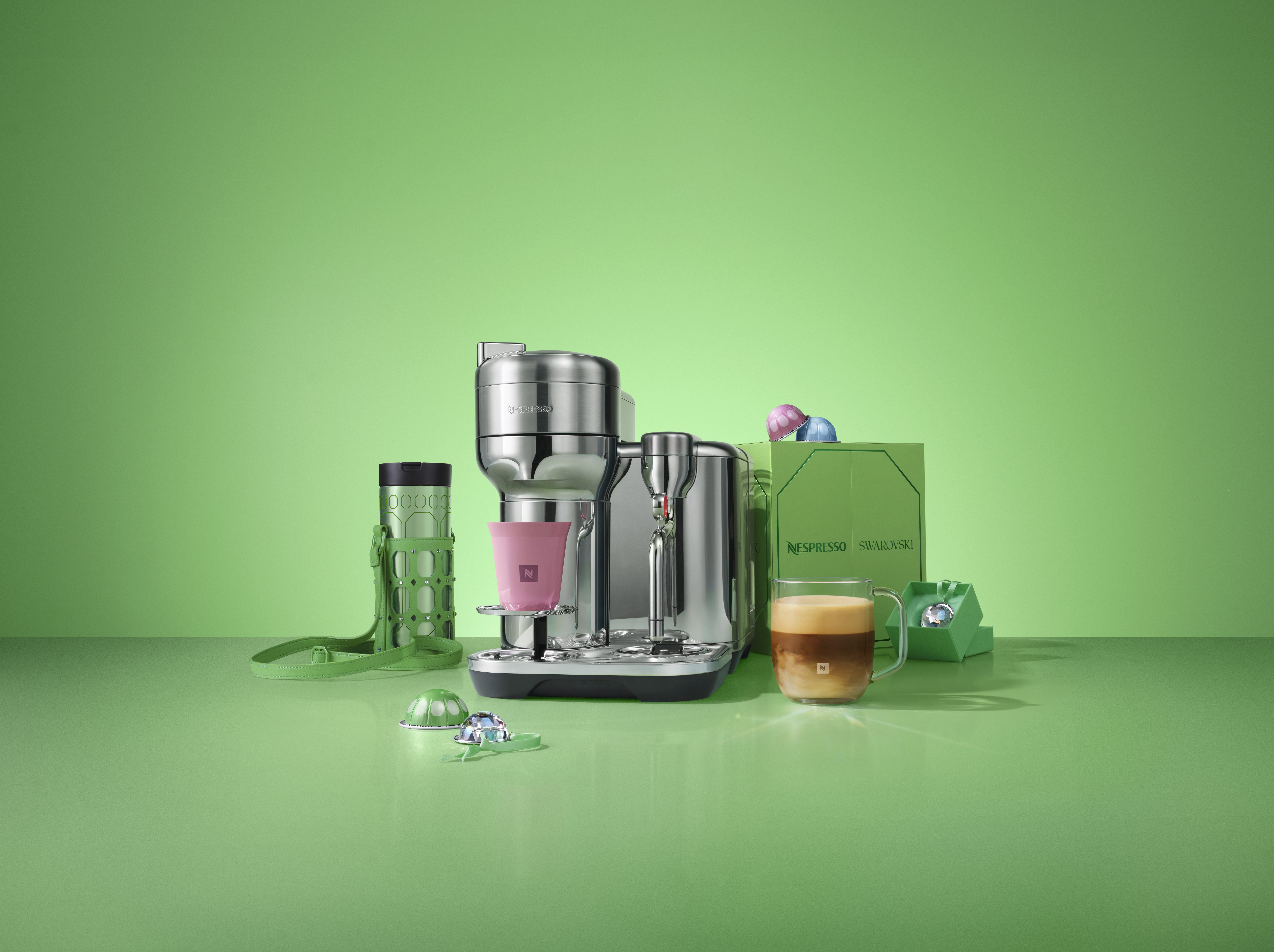 Máquina de café ganha edição natalina cravejada de cristais