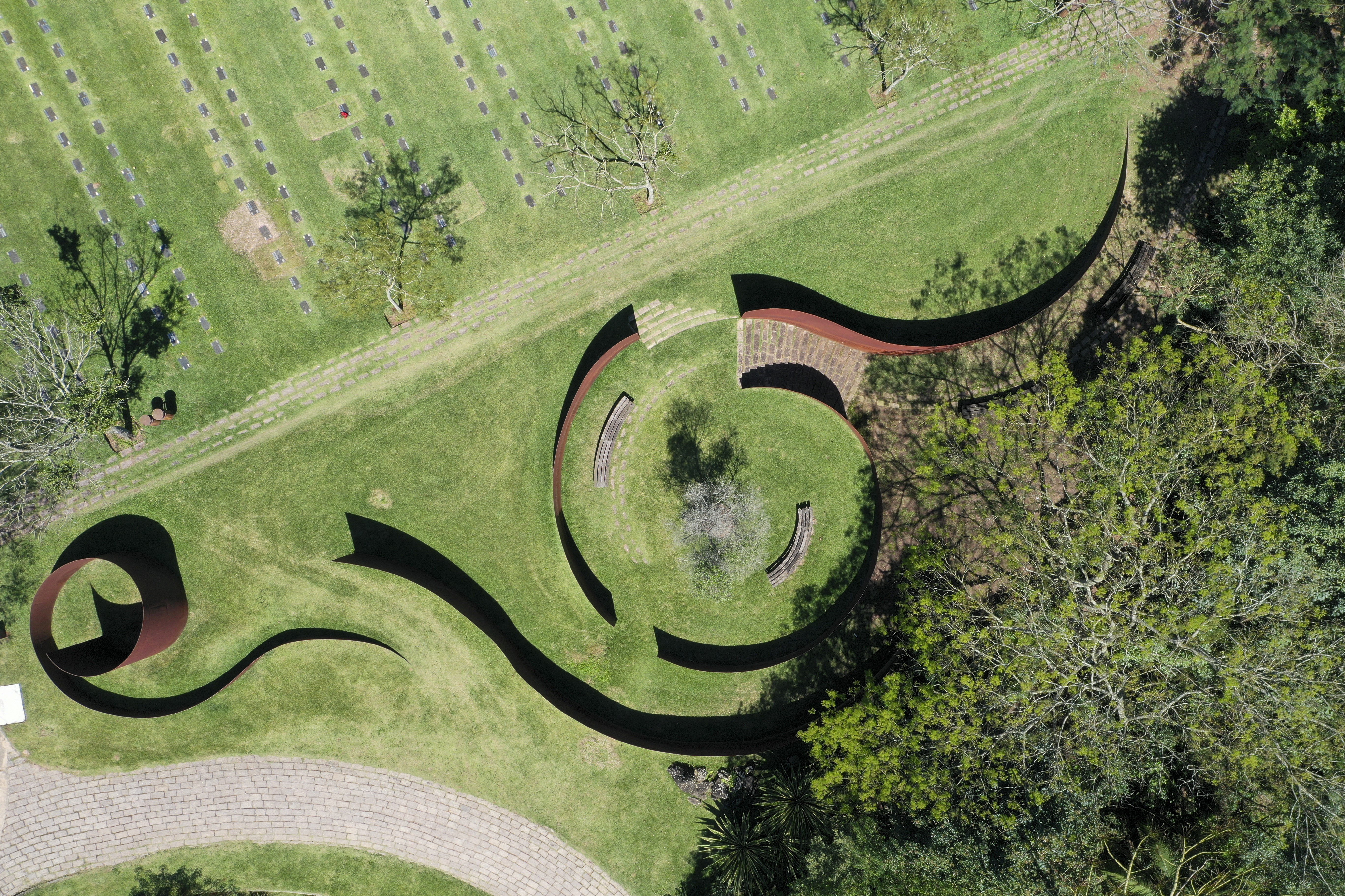 Cemitério de São Paulo recebe exposição gratuita de arte a céu aberto