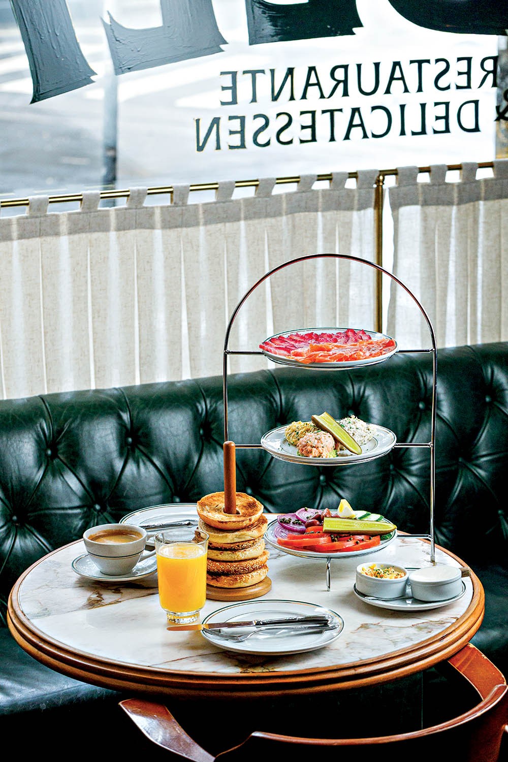 Café da manhã reforçado do Z Deli: torre da casa